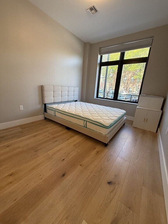 Building Photo - "Charming 1-Bed Boston Retreat with Granite Touches, Cozy Fireplace & Hardwood Elegance!"