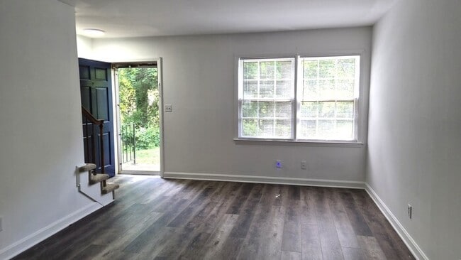 Building Photo - Well Maintained 2 Bedroom Townhouse with Move In Special!
