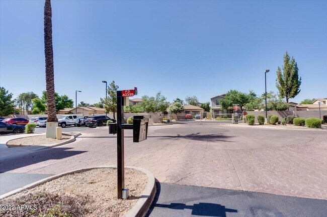 Building Photo - 902 E Madeline Dr