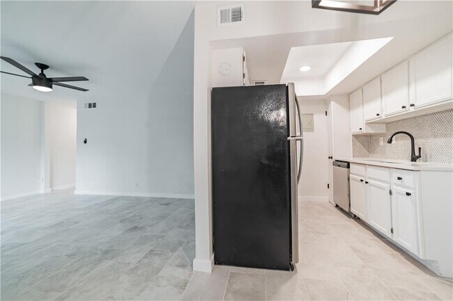 Building Photo - 2600 Penny Ln