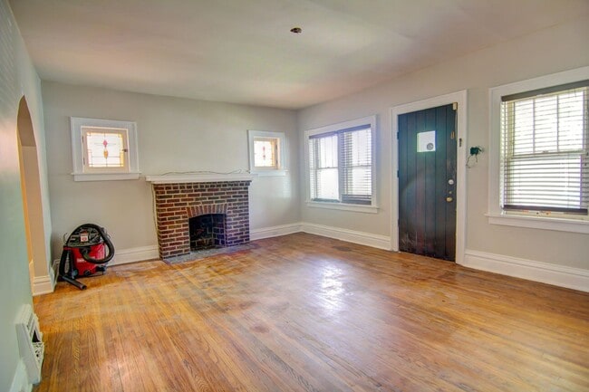 Building Photo - Nicely remodeled 2 bedroom 1 bath home in ...