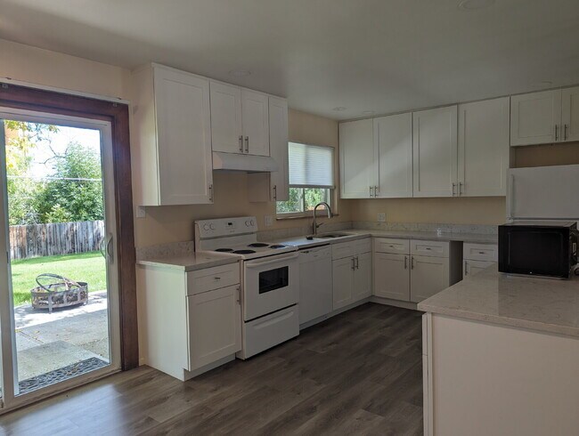 Building Photo - Super location in Martin Acres Neighborhood!