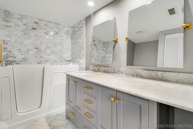 Building Photo - 8388 SE Croft Cir