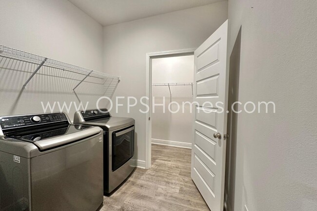 Building Photo - 8090 Silver Maple Dr