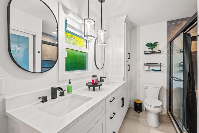 Building Photo - 9165 SE Yacht Club Cir