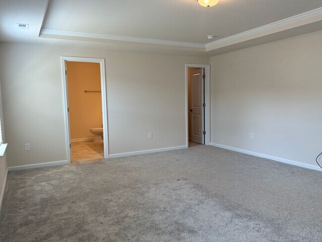 Building Photo - AMAZING LOCATION, Fantastic 3 Bed Home, In...