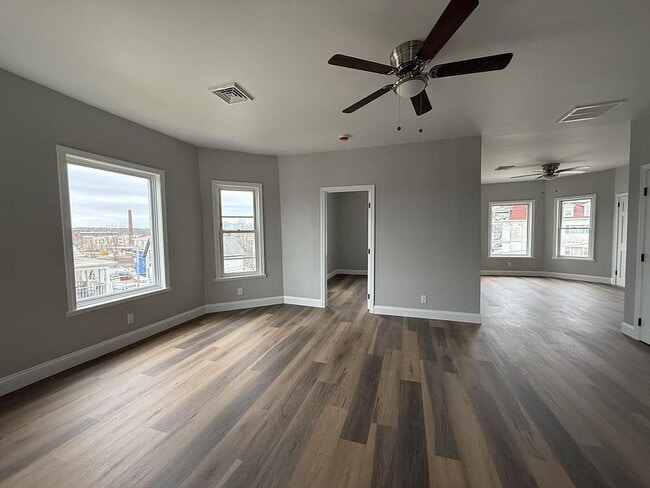 Building Photo - Stunning apartment