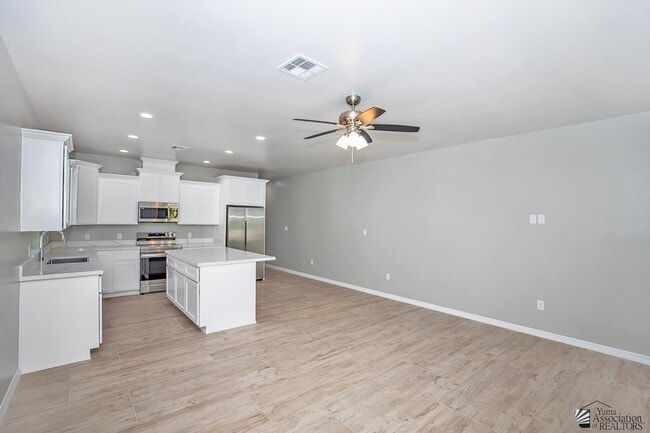 Building Photo - 643 S Orange Ave