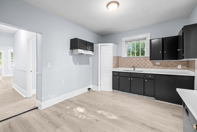 Building Photo - Beautiful 3 Bedroom 2 Bath