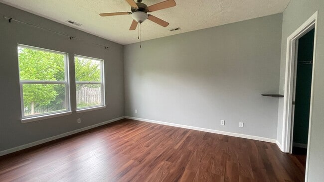 Building Photo - LEXINGTON FARMS...3 Bedroom 2 Bath