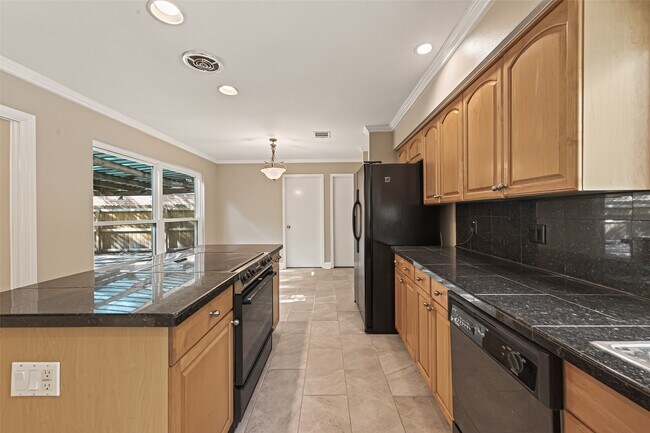 Building Photo - 11923 Briar Forest Dr