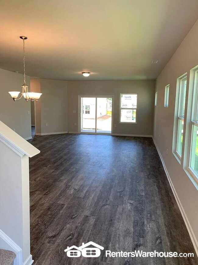 Building Photo - Spacious 4-bedroom home with large loft! A...