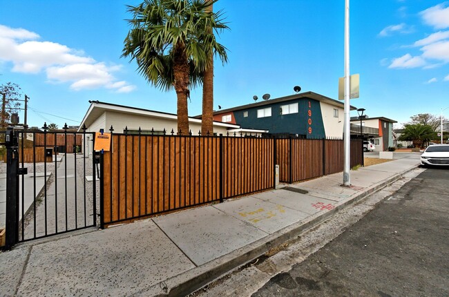 Building Photo - Fully Remodeled 2BR with Modern Upgrades &...