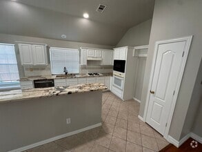 Building Photo - 3 Bedroom and 2 Bath Home with 2 Car Garage