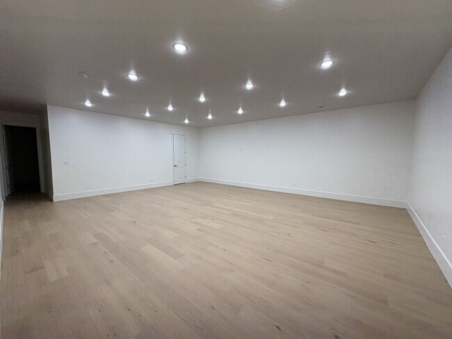Building Photo - 68 W 4750 N