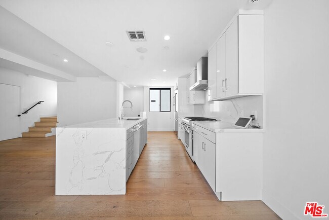 Building Photo - 733 N Gramercy Pl