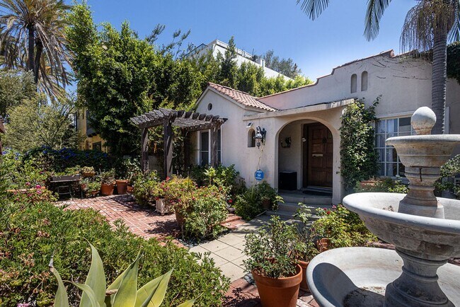 Building Photo - Warm & Welcoming Home Near Melrose with Room to Live, Work & Create