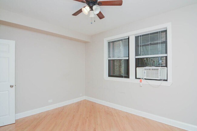 Building Photo - 899 Green Bay Rd