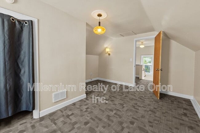 Building Photo - 697 Lounsbury Ave