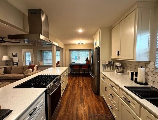 Building Photo - 1739 Creek Ct