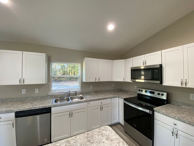 Building Photo - Custom Home - Desirable SE Ocala Neighborhood 3/2/2 **Won't Last**