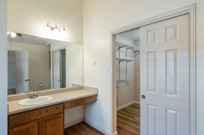 Building Photo - 5911 Steiner