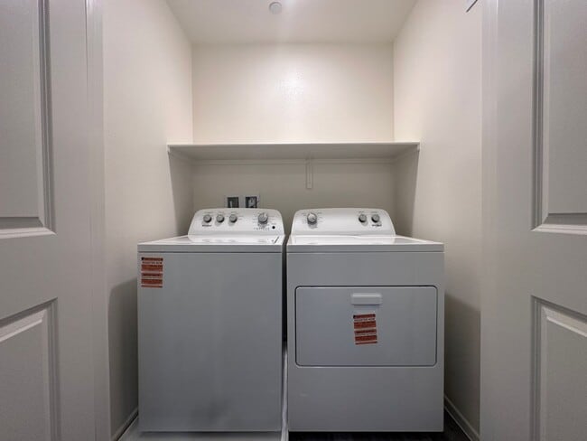 Building Photo - BRAND NEW 3 BEDROOM TOWNHOUSE W/LOFT