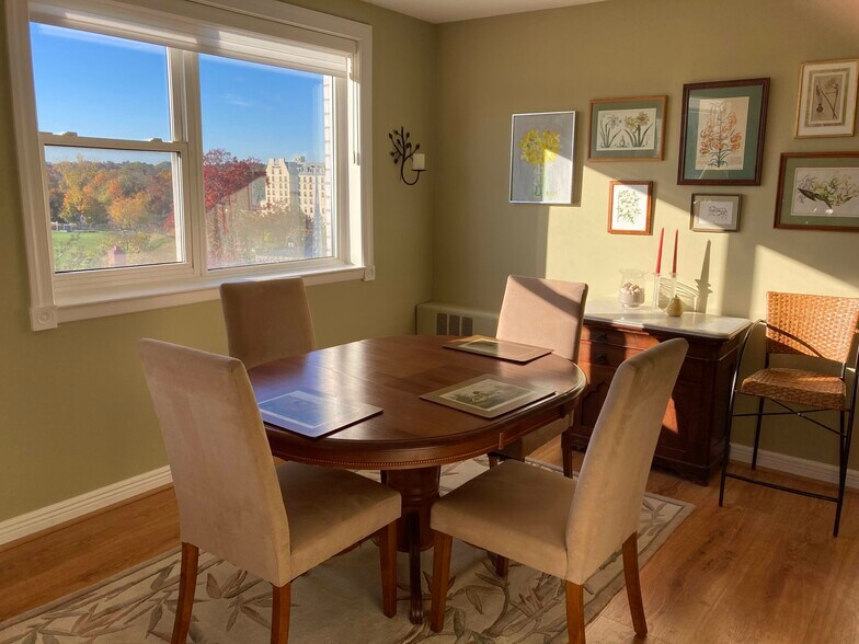 Dining area - 893 Farmington Ave