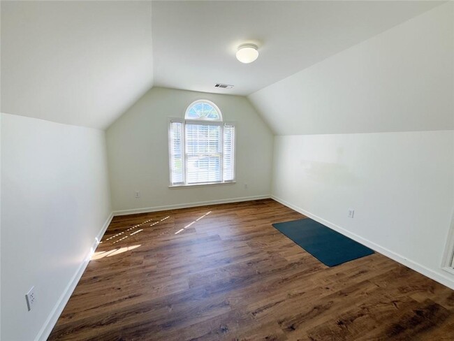 Building Photo - 3730 Longlake Dr