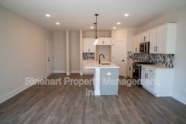Building Photo - 663 Melville Dr