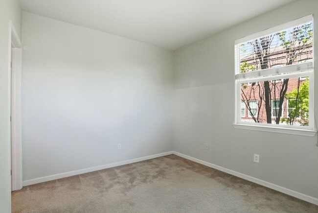 Building Photo - 837 Font-