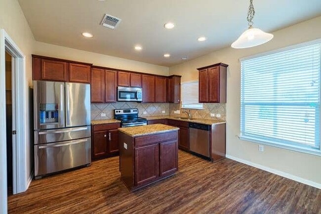 Building Photo - 402 Zenith Rd