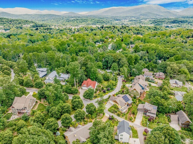 Building Photo - Asheville Rental!