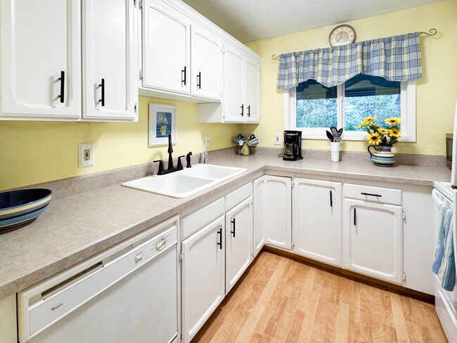 Building Photo - 2245 Minerva Way