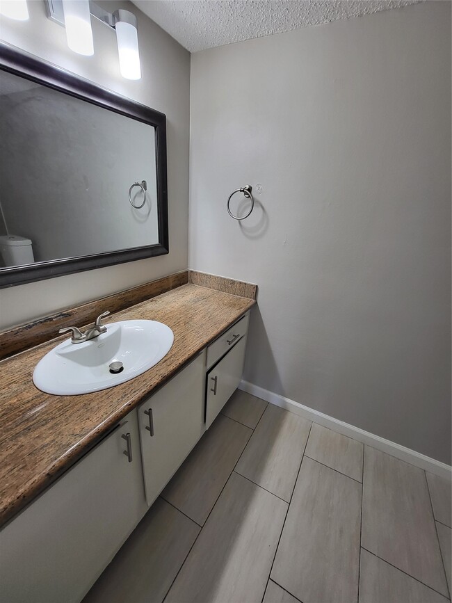 Building Photo - 2818 S Bartell Dr