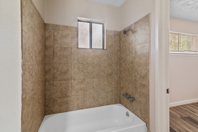 Building Photo - 4811 Oakland St