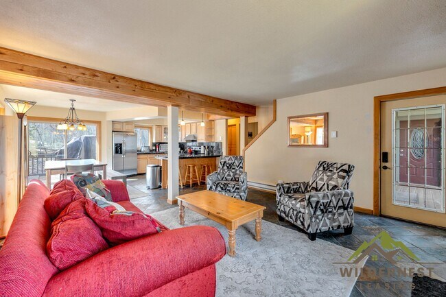 Building Photo - Furnished Pet Friendly Summer Rental