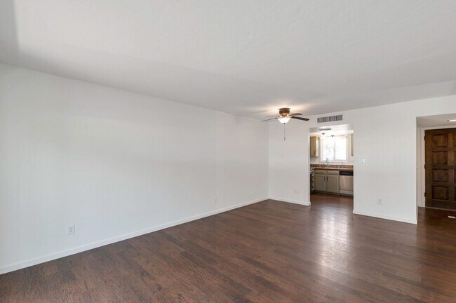 Building Photo - Charming 2 bedroom, 1 bathroom home locate...