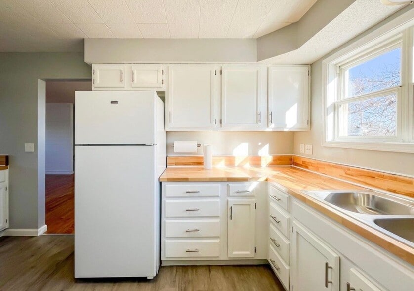 Building Photo - 6823 SW Knoll Ct