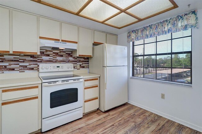Building Photo - 2400 Winding Creek Blvd