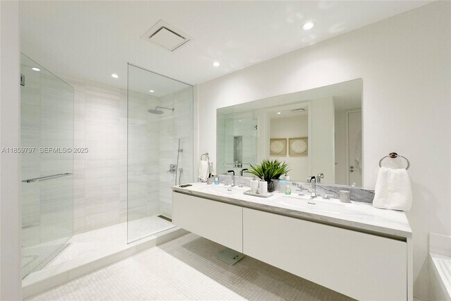 Building Photo - 700 NE 26th Terrace