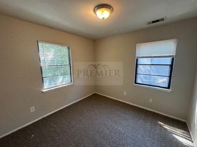 Building Photo - 2709 Highland Dr