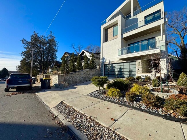 Building Photo - 4732 Mercier St