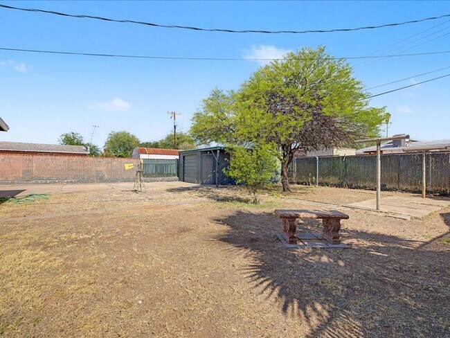 Building Photo - Charming 3-Bedroom Home with Spacious Yard & Versatile Storage!
