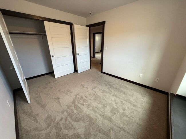 Building Photo - 5475 Vermeer Ln