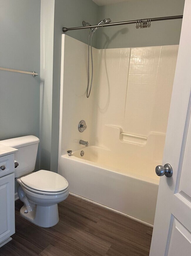 Building Photo - Great Location