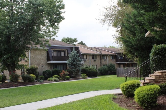 Building Photo - Hampshire Court Apartments