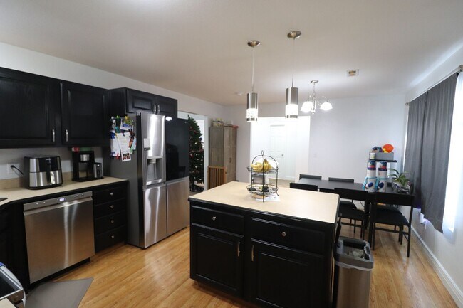 Building Photo - Spacious home for rent!