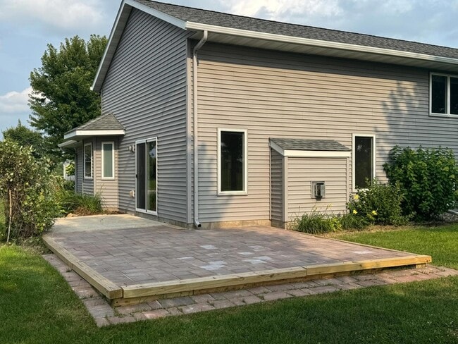 Building Photo - 1908 Prairie Ave SW