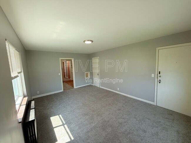 Building Photo - 3135 Mozart Ave
